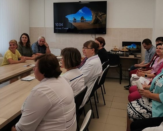 Новосибирские депутаты-родинцы поздравили врачей с Днем медицинского работника