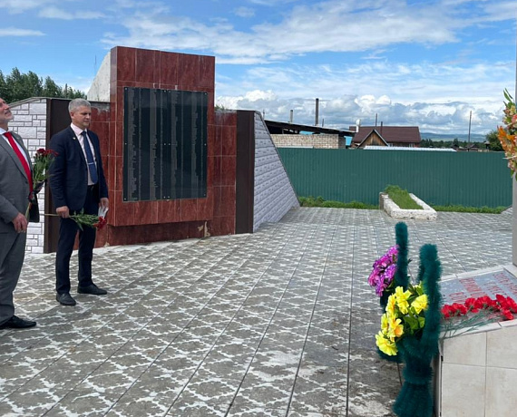 В селе Улеты Журавлев с соратниками возложили цветы к мемориалу павшим воинам