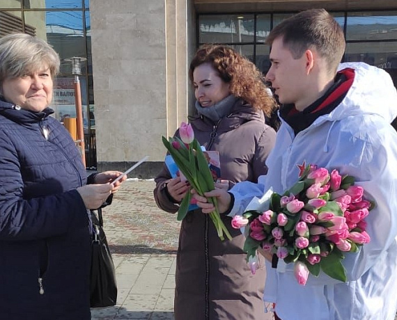 В преддверии 8 Марта Алексей Журавлев подарил жительницам Тамбова цветы