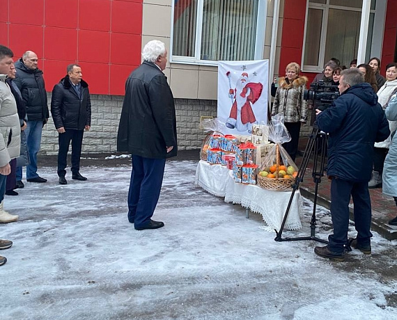 Сергей Мягких с коллегами-депутатами поздравили детей и сотрудников Дома ребенка с наступающим Новым годом