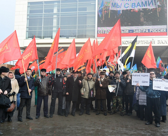 Красноярские партийцы пришли на митинг в поддержку Крыма