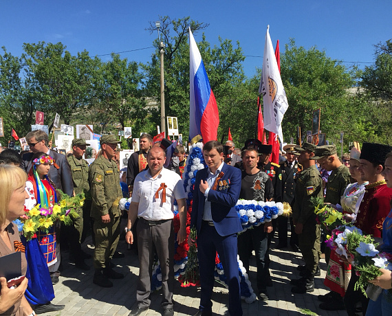В Крыму активисты "РОДИНЫ" возложили венки и цветы к Вечному Огню