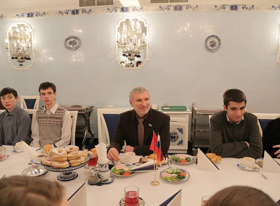 Алексей Журавлёв принял в Госдуме детей с Донбасса, 09.02.2015