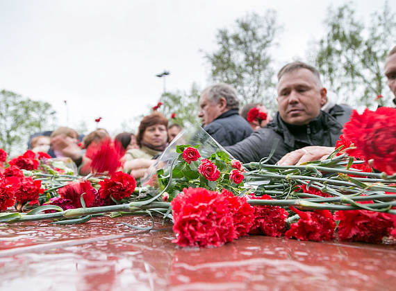 "РОДИНА" в Александровском саду почтила память погибших в Одессе, 5 мая 2014 г. (галерея 1)