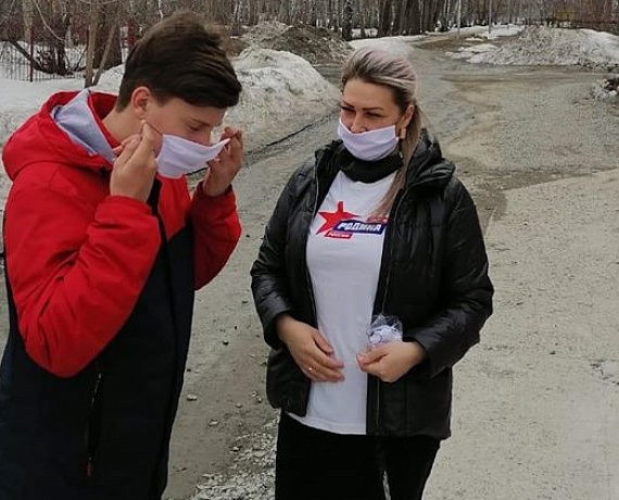 Волонтеры новосибирской "РОДИНЫ" раздали маски всем нуждающимся