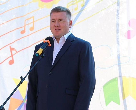 Владимир Михайлов поздравил юных жителей округа с первым выпускным