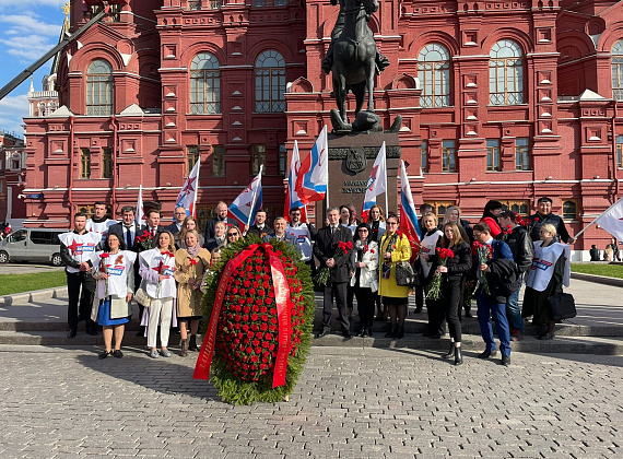 Соратники партии "РОДИНА" возложили венки и цветы к Могиле Неизвестного Солдата, 06.05.2022