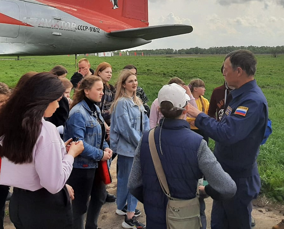 Калужская "РОДИНА" организовала экскурсию по аэродрому для школьников 6-8 классов