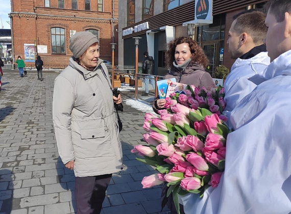 В преддверии 8 Марта Алексей Журавлев подарил цветы жительницам Тамбова