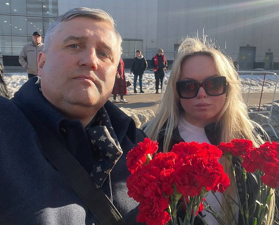 Соратники партии "РОДИНА" возложили цветы в память о жертвах теракта в "Крокусе"
