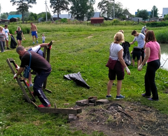 Сторонники новосибирской "РОДИНЫ" с жителями Пашино организовали уборку на берегу озера