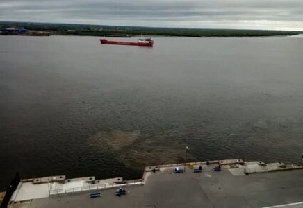 РАЗЛИВ НЕФТИ В АРХАНГЕЛЬСКОМ ПОРТУ ВЫЯВИЛ ПАРАДОКСЫ ТЕХНИЧЕСКОГО ХАРАКТЕРА