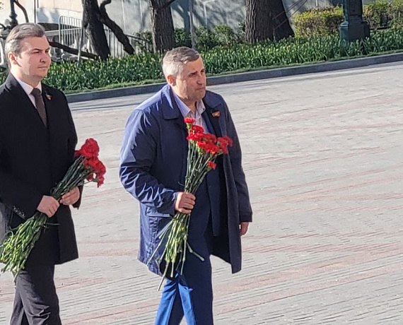Соратники партии "РОДИНА" возложили венки и цветы к Могиле Неизвестного Солдата
