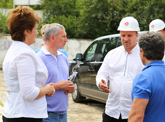 Алексей Журавлёв осматривает стройплощадку противотуберкулёзного диспансера в Рыбнице, ПМР, 23 июля 2014 г.