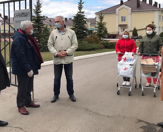 Воронежская "РОДИНА" поздравила проживающих и сотрудников дома-интерната с Пасхой