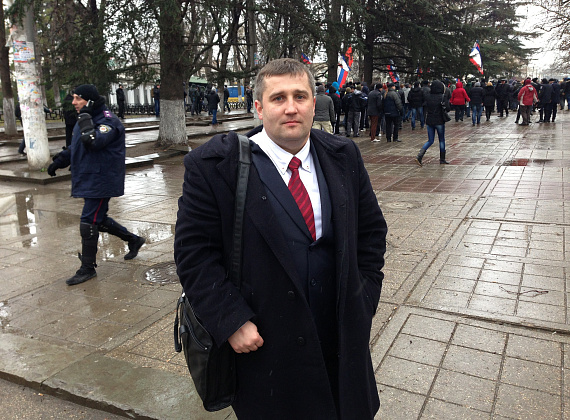 Алексей Журавлёв и Алексей Рылеев у захваченного парламента Крыма, 27 февраля 2014 г.