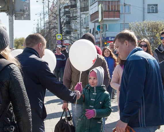 Свердловские партийцы поздравили земляков с Днём Победы