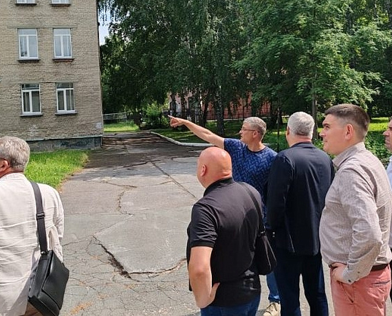 Вячеслав Илюхин провел выездное совещание по поводу ремонта школы