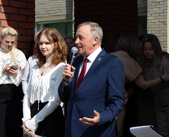 Вячеслав Илюхин и Леонид Рыбин поздравили выпускников школ города Новосибирска