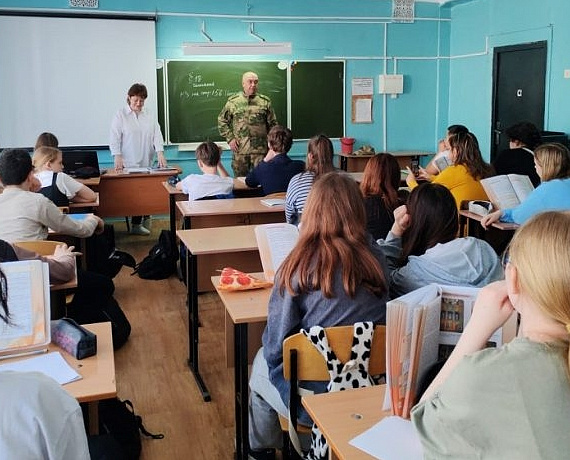 При содействии Клуба избирателей Вячеслава Илюхина участник СВО провел уроки мужества в школе