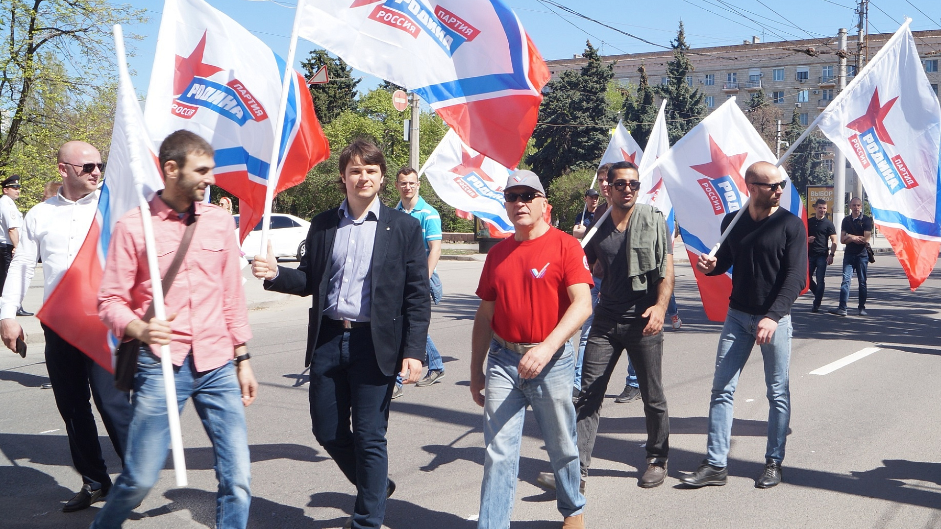 Волгоградская "РОДИНА" поздравила земляков с Первомаем