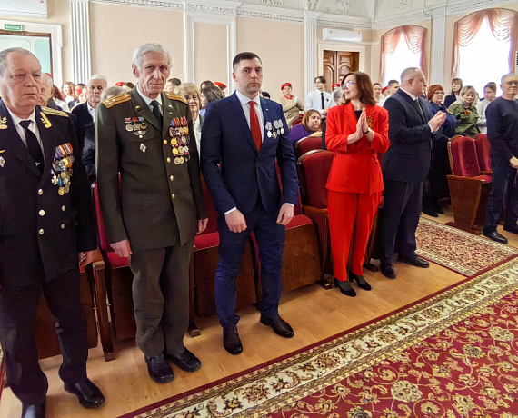 Максим Косенков и Елена Леонова вручили юбилейные медали ветеранам Тамбова