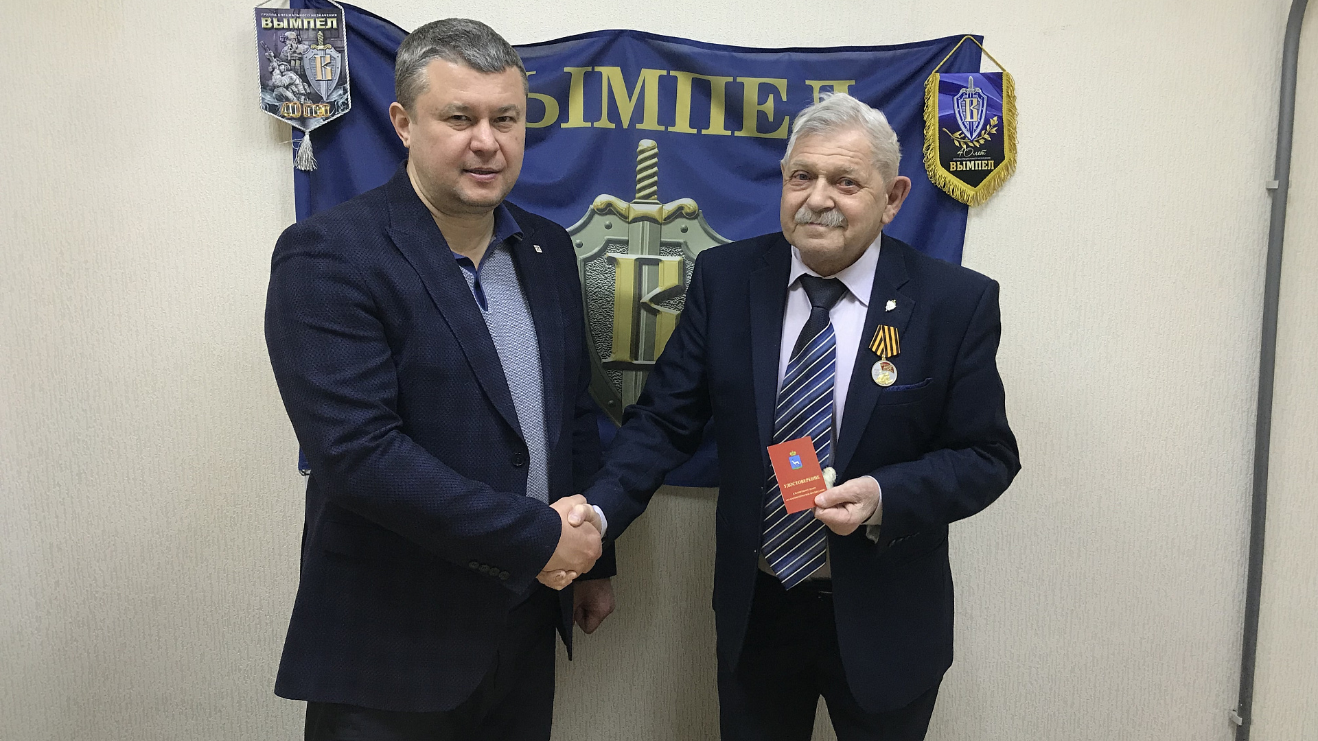 Валерий Барсук вручил награду герою Афганской войны