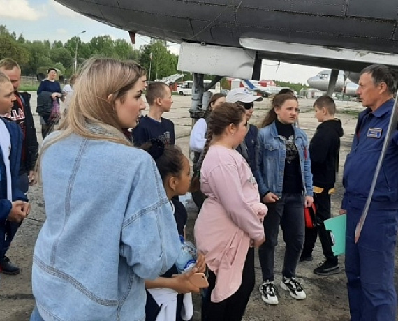КАЛУЖСКАЯ "РОДИНА" ОРГАНИЗОВАЛА ЭКСКУРСИЮ ПО АЭРОДРОМУ ДЛЯ ШКОЛЬНИКОВ 6-8 КЛАССОВ