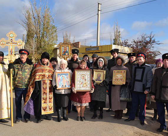 Партийцы поздравили жителей волгоградского села с юбилеем