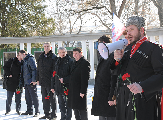 Возложение цветов к Долгоруковскому обелиску и митинг у памятника воинам-освободителям Симферополя, 4 февраля 2014 г.