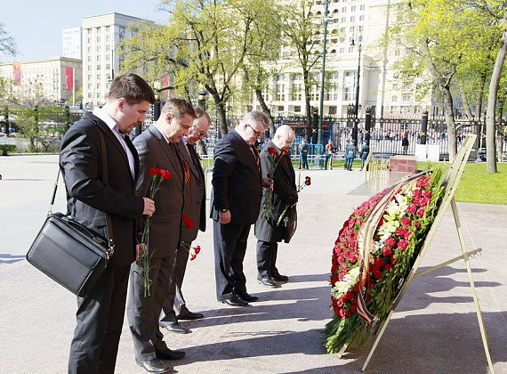 Делегация "РОДИНЫ" почтила память героев Великой Отечественной войны, 06.05.2015