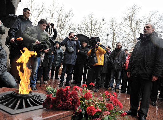 Алексей Журавлёв в Севастополе, возложение цветов и посещение Владимирского собора, 26 февраля 2014 г.