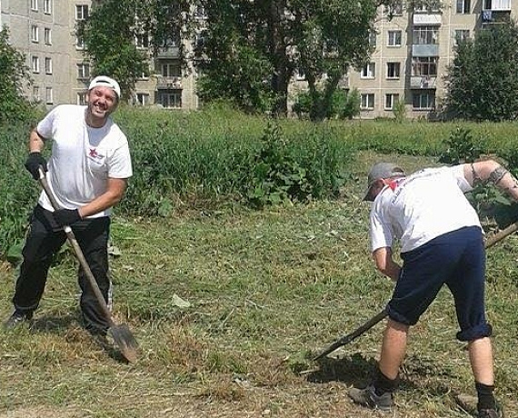 Новосибирские партийцы провели экологический субботник на заброшенной спортивной площадке