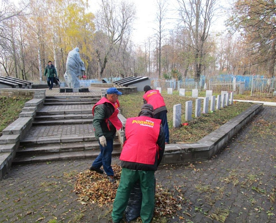 Ульяновские партийцы произвели уборку на могилах бойцов Второй мировой войны