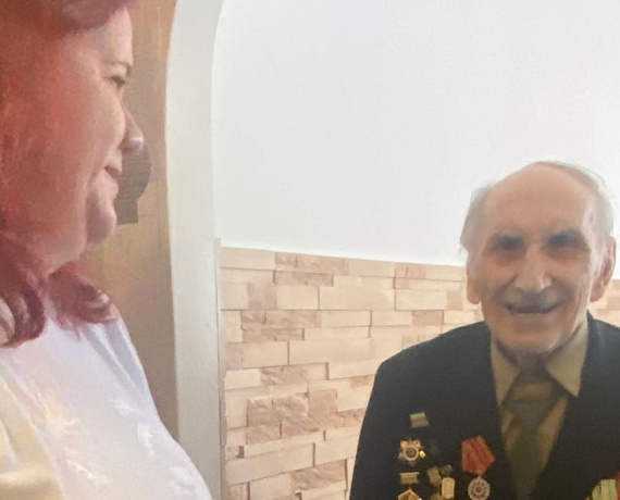 Помощники Алексея Журавлева поздравили со столетним юбилеем ветерана Великой Отечественной войны