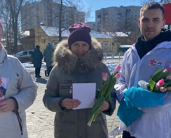В преддверии 8 Марта Алексей Журавлев подарил жительницам Тамбова цветы