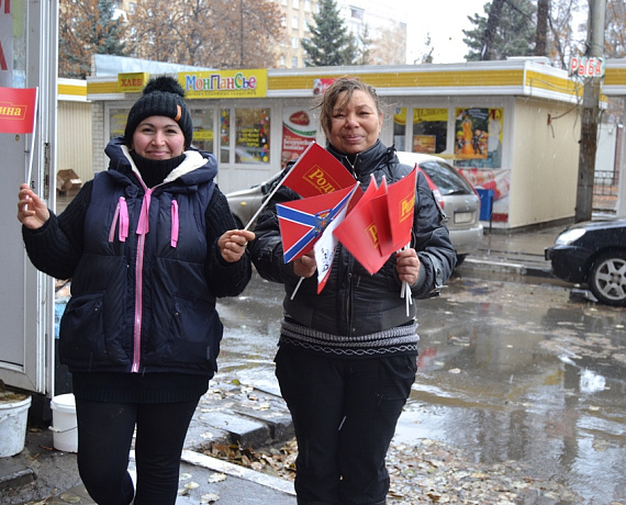 Патриоты Саратова поддержали пикетами выборы в Новороссии