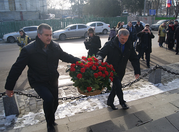 Возложение цветов к Долгоруковскому обелиску и митинг у памятника воинам-освободителям Симферополя, 4 февраля 2014 г.