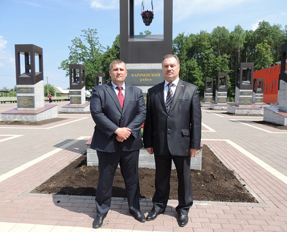 Партийцы посетили мемориальный комплекс "Хацунь" на Брянщине