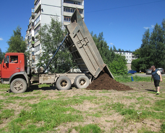 Дмитрий Игнатов помогает в благоустройстве дворов Великого Новгорода