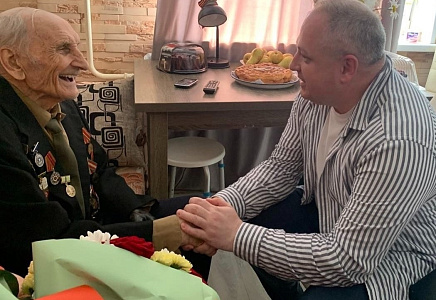 Максим Косенков приехал в гости к ветерану, которому исполнилось 102 года