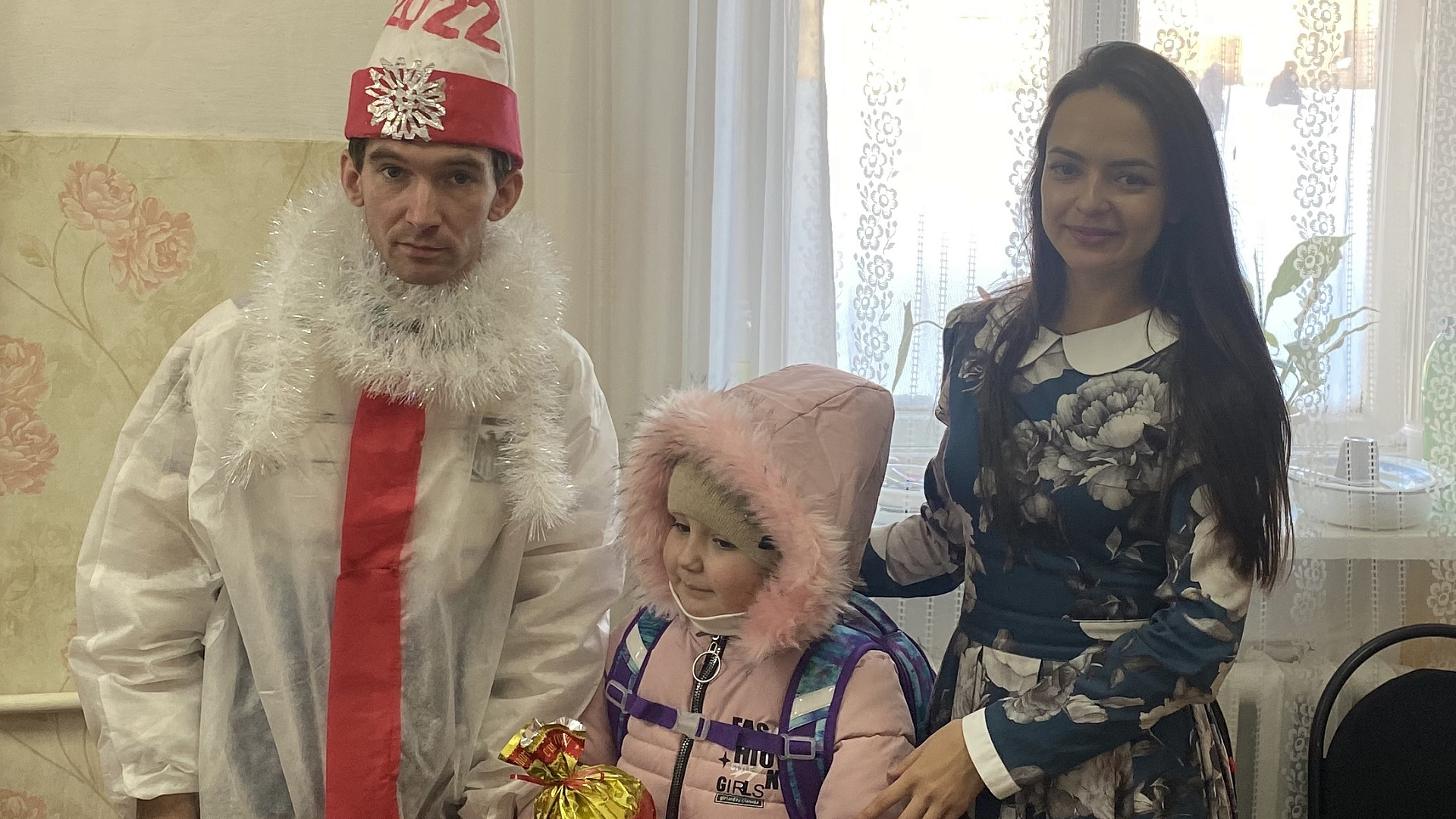 Депутат Кировской "РОДИНЫ" совмещает новогодние поздравления с депутатской деятельностью
