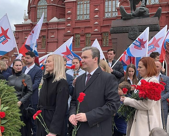 Соратники партии "РОДИНА" возложили венки и цветы к Могиле Неизвестного Солдата