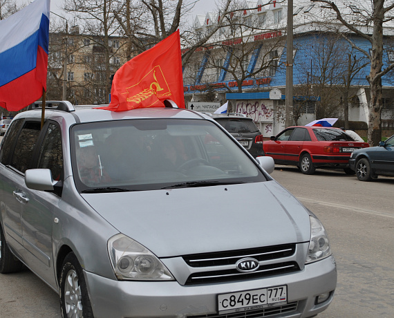 Крымские социал-патриоты провели автопробег