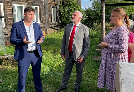 Журавлев возмутился условиями проживания шести семей в селе Слободское