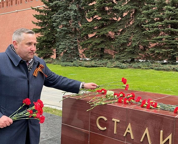 Соратники партии "РОДИНА" возложили венки и цветы к Могиле Неизвестного Солдата