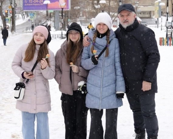 Депутаты Совета Сыктывкара от партии "РОДИНА" поздравили женщин города с Международным женским днем