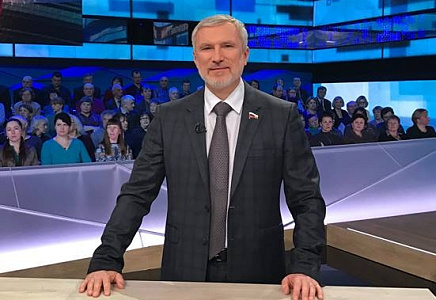 Лидер "РОДИНЫ": Весь официальный Киев нужно одеть в смирительные вышиванки