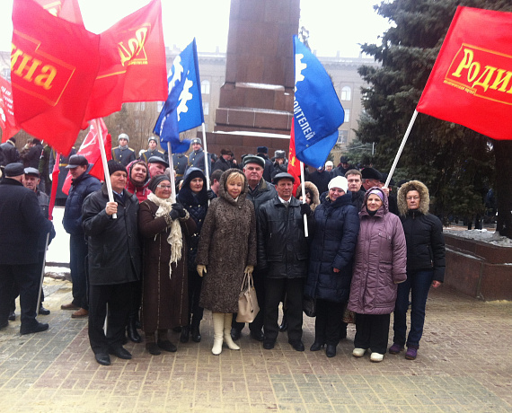 Соратники возложили цветы к Вечному огню в Волгограде