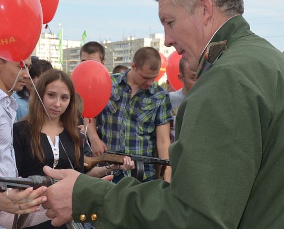 Оренбургская "РОДИНА" организовала выставку техники и оружия времен Великой Отечественной войны